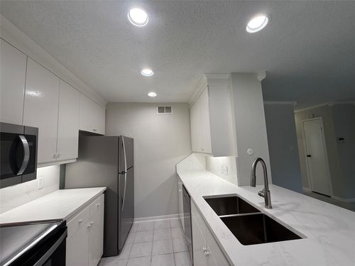 apt-209-2120 El Paseo St, Houston, TX, 77054-3211 | Card Image