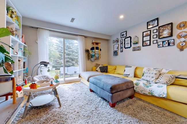 B - 39 Portland Cres, Home with 2 bedrooms, 3 bathrooms and 2 parking in Newmarket ON | Image 4