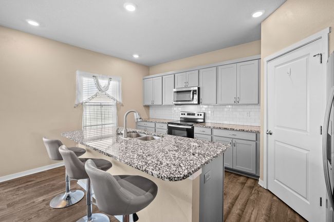 5506 145 Th St, Home with 5 bedrooms, 4 bathrooms and null parking in Urbandale IA | Image 6