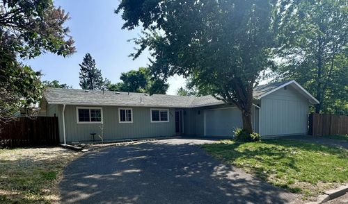 640 Pelican St, Klamath Falls, OR, 97601-1252 | Card Image