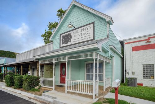 207 Olive St, Smithville, TX, 78957-1843 | Card Image