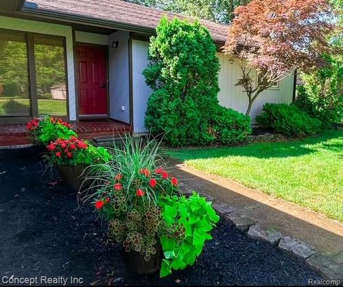 9679 Blauvelt Dr, Grosse Ile, MI, 48138-1614 | Card Image
