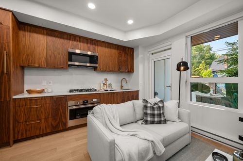 111-2550 Garden Dr, Vancouver, BC, V5N4X6 | Card Image