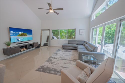 1135 W Lake St, Hollywood, FL, 33019-4829 | Card Image