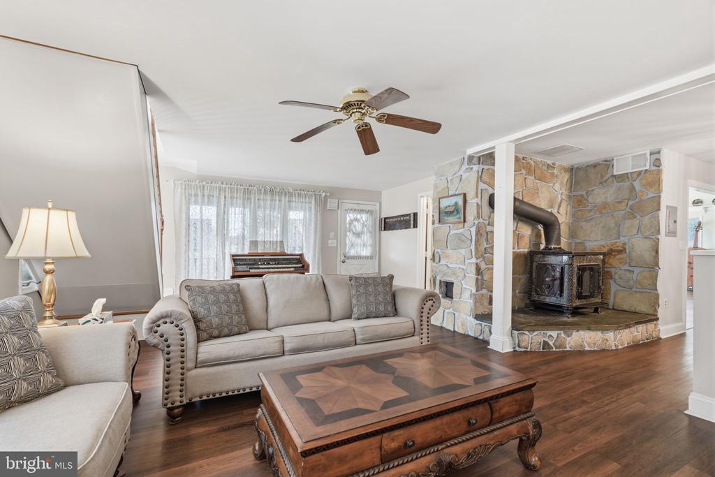 Residential in LEVITTOWN 3