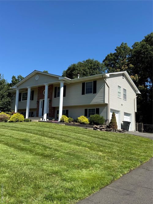 4 Waters Edge, Congers, NY, 10920-2116 | Card Image