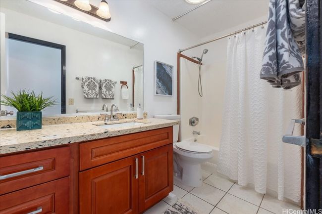 Full Bathroom (Hallway) | Image 17