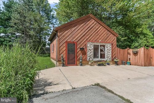 962 E Baltimore Pike, KENNETT SQUARE, PA, 19348-1800 | Card Image