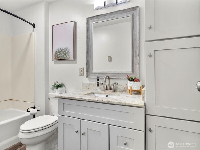 Hall bathroom | Image 28