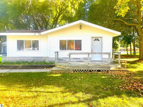 329 S M-18, Gladwin, MI, 48624 | Card Image