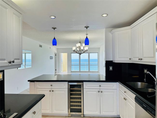APT-2010 - 750 N Ocean Blvd, Condo with 2 bedrooms, 2 bathrooms and null parking in Pompano Beach FL | Image 12
