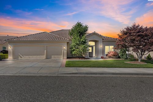 8906 W Rio Grande Ave, Kennewick, WA, 99336-8206 | Card Image