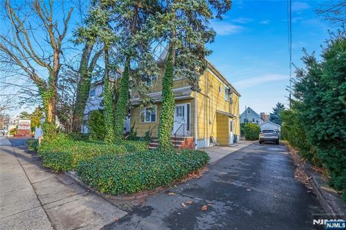 242 Main Ave, Wallington, NJ, 07057-1546 | Card Image