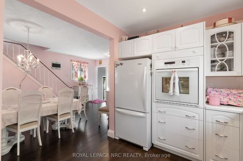 11 Cleveland St, Thorold, ON, L2V3K3 | Card Image