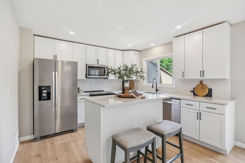 188 River Woods Ln, Burnsville, MN, 55337-3378 | Card Image