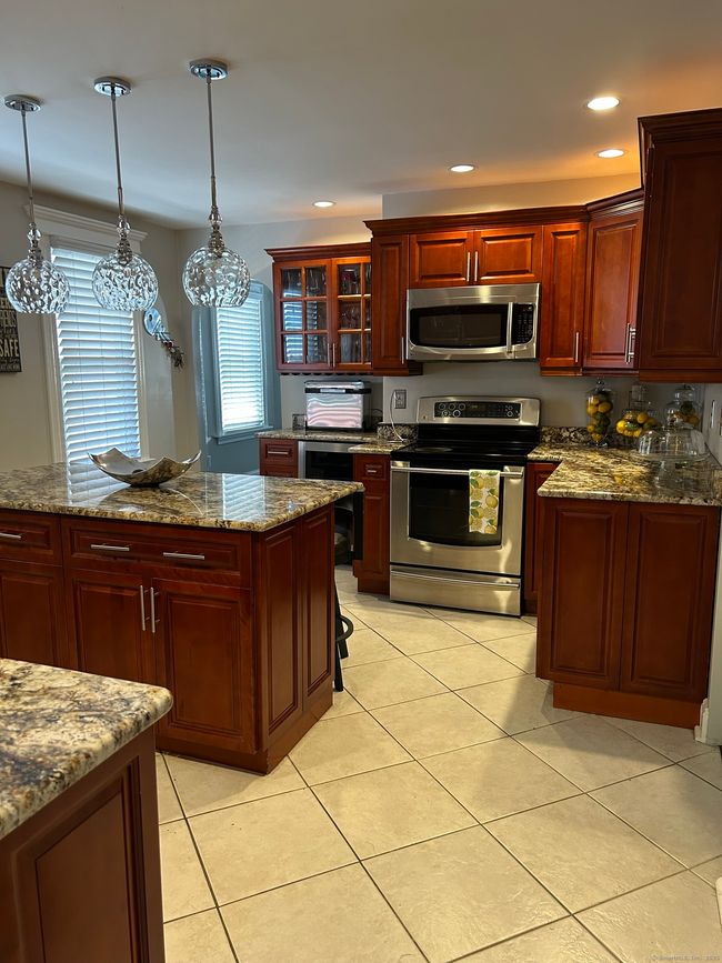 554 Huntington Rd, Home with 6 bedrooms, 4 bathrooms and null parking in Bridgeport CT | Image 11