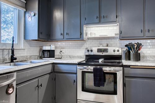 2715 Chatham Rd, Lansing, MI, 48910-8718 | Card Image