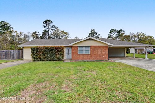 123 Espana Park Dr, Waveland, MS, 39576-2537 | Card Image