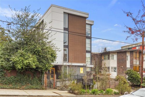 4046 8th Ave Ne, Seattle, WA, 98105-6583 | Card Image