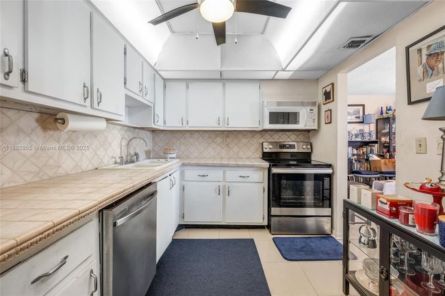 APT-1202 - 1400 S Ocean Dr, Condo with 2 bedrooms, 2 bathrooms and null parking in Hollywood FL | Image 18