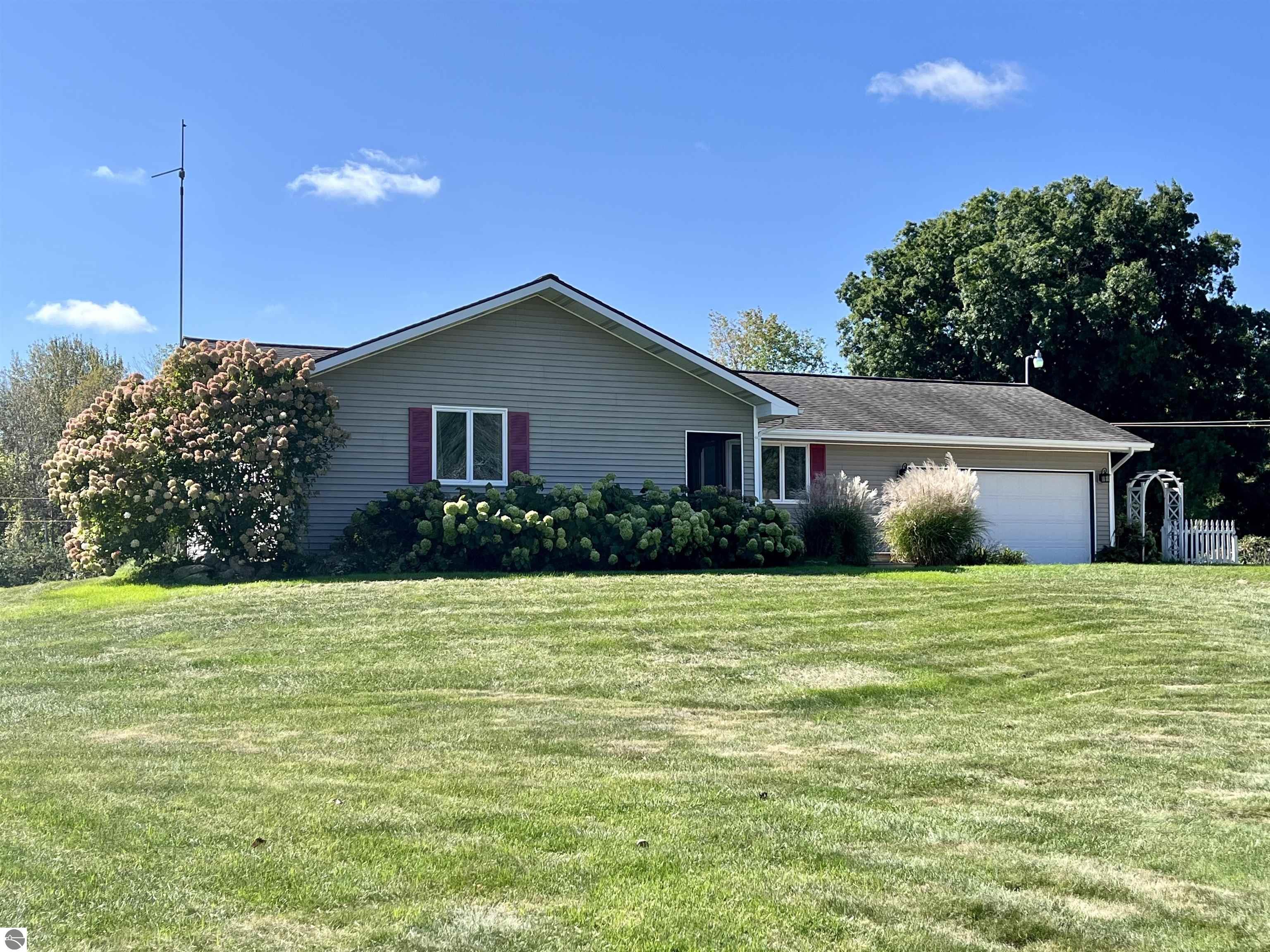 Surrey Rd, Farwell, MI 48622