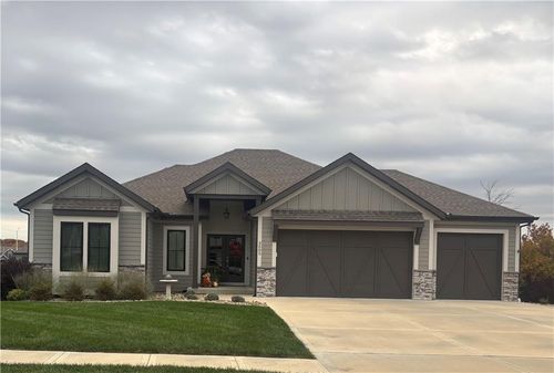 5794 Nw Black Oak Court, Parkville, MO, 64152 | Card Image