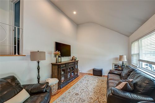 684 Pat Dr, West Islip, NY, 11795-3532 | Card Image