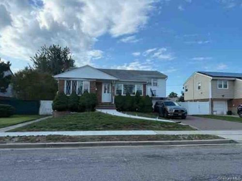 101 Hillary Ln, Westbury, NY, 11590-1646 | Card Image