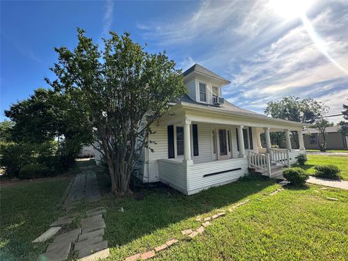 300 W Oak St, Gunter, TX, 75058-2131 | Card Image