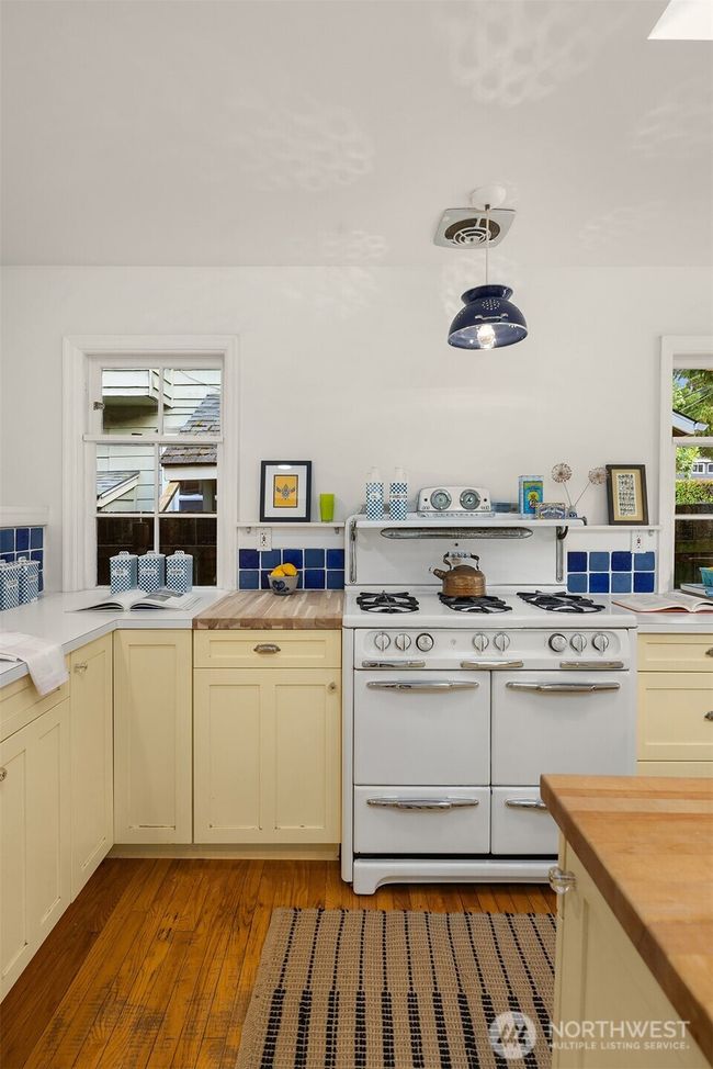 4512 35 Th Ave W, House other with 3 bedrooms, 2 bathrooms and null parking in Seattle WA | Image 4