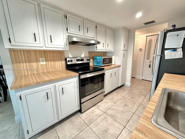 APT-712 - 1100 Saint Charles Pl, Condo with 2 bedrooms, 2 bathrooms and null parking in Pembroke Pines FL | Image 23