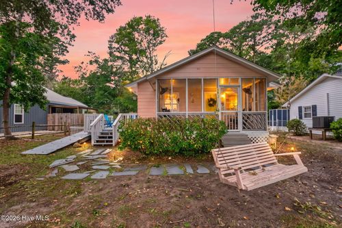 129 Nw 20th St, Oak Island, NC, 28465-7226 | Card Image