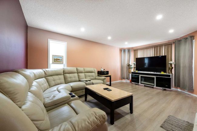 39 Taravista Mews Ne, Home with 4 bedrooms, 2 bathrooms and 4 parking in Calgary AB | Image 2