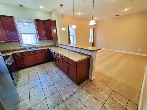 37b-37 Central Sq, Bridgewater, MA, 02324-2542 | Card Image