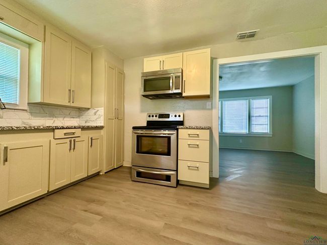 1407 E Us Highway 80, House other with 2 bedrooms, 1 bathrooms and null parking in White Oak TX | Image 7
