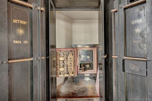 902 Military St, Port Huron, MI, 48060-5479 | Card Image