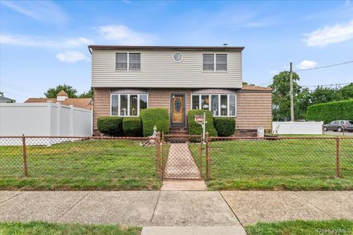 10 Enness Avenue, Oyster Bay, NY, 11714 | Card Image