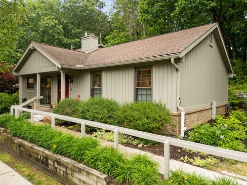 2202 Pine Grove Ct, Ann Arbor, MI, 48103-2338 | Card Image