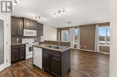 2002 22 Ave, Townhouse with 3 bedrooms, 3 bathrooms and 2 parking in Bowden AB | Image 3