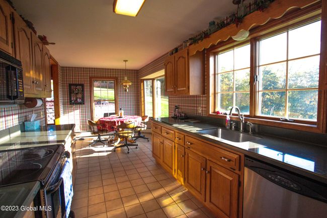 LOTS OF NATURAL LIGHT | Image 27