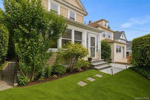 24 Plymouth Rd, Larchmont, NY, 10538-3217 | Card Image