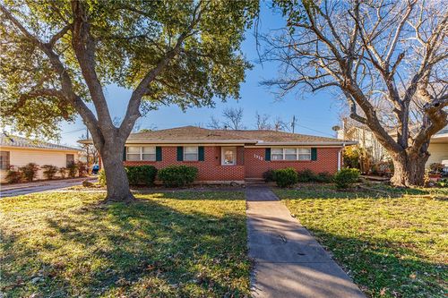 1312 W 3rd St, McGregor, TX, 76657-1413 | Card Image