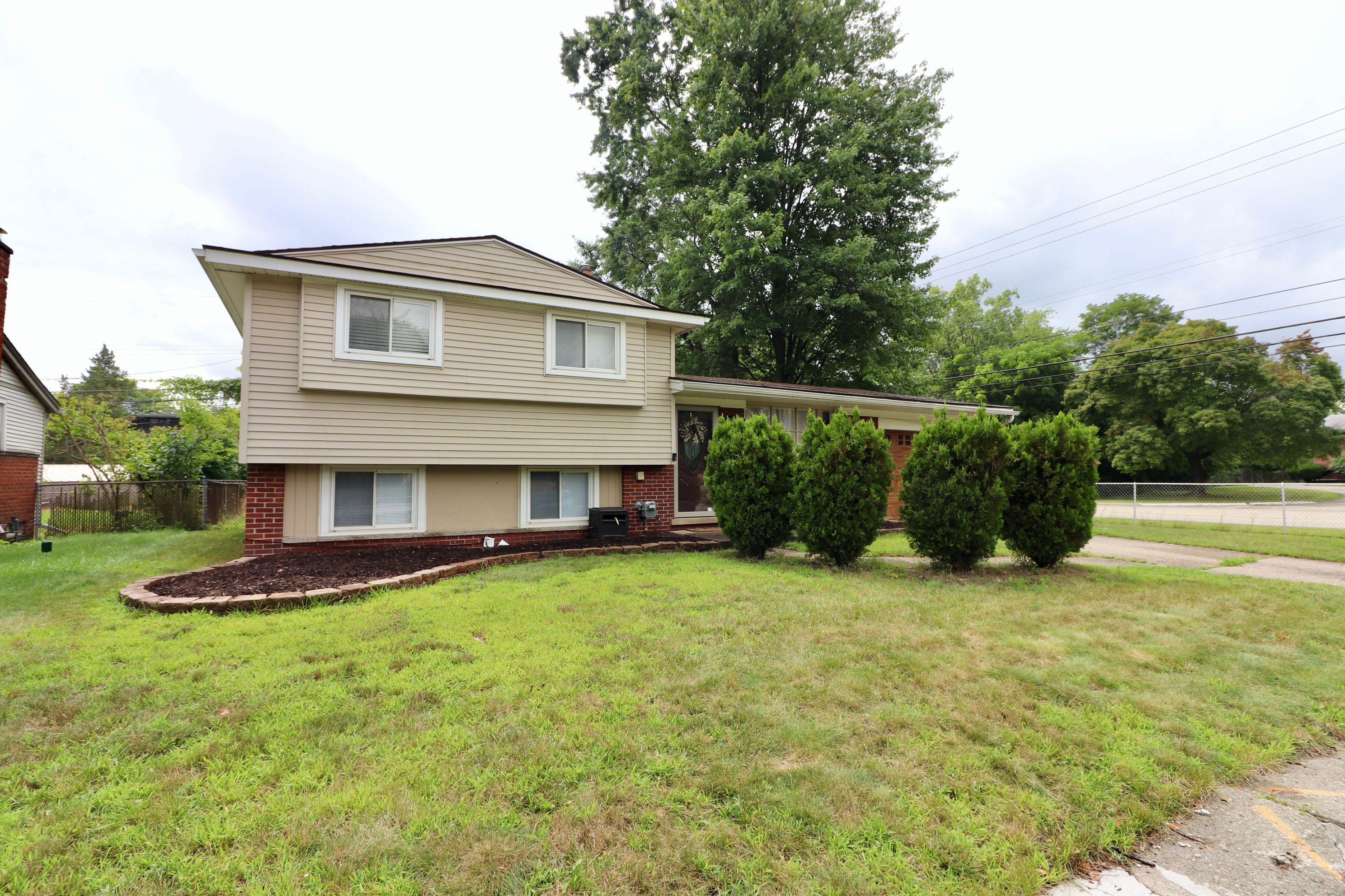 Gilchrist St, Westland, MI 48186