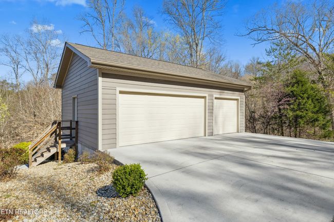 Detached three car garage | Image 5