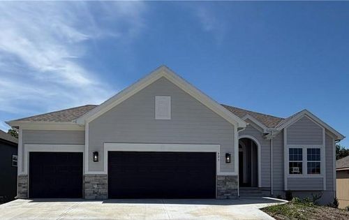 623 E 13th St, Kearney, MO, 64060-7367 | Card Image