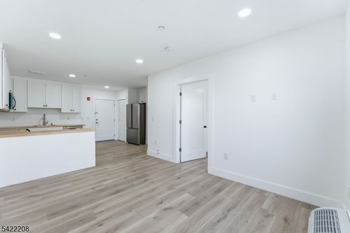 b204-95 Shepherds Ln, Totowa, NJ, 07512-2130 | Card Image