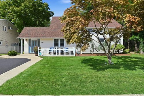 136 Tardy Lane S, Hempstead, NY, 11793 | Card Image