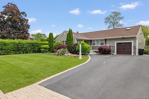 13 Colonial Ln, Bellport, NY, 11713-2905 | Card Image