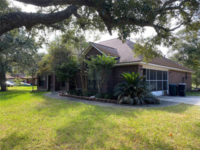 203 Oakridge Drive, House other with 3 bedrooms, 2 bathrooms and null parking in Hitchcock TX | Image 2