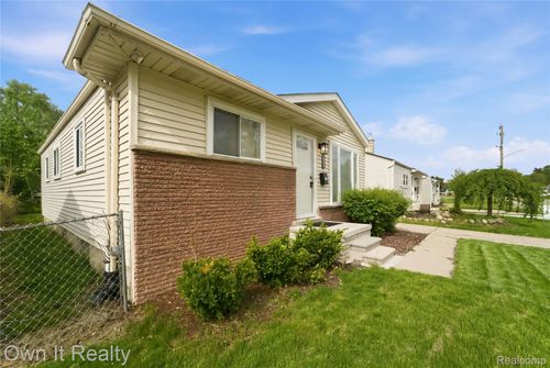 641 E Brockton Ave, Madison Heights, MI, 48071-4323 | Card Image